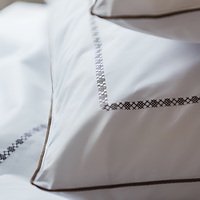 Комплекти постільної білизни з вишивкою