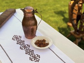 Раннер на стіл з водовідштовхувальної тканини 45x170 DUCK Білий з коричневою вишивкою