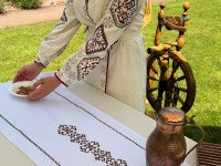 Table runner made of water-repellent fabric 45x170 DUCK White with brown embroidery