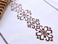 Table runner made of water-repellent fabric 45x170 DUCK White with brown embroidery