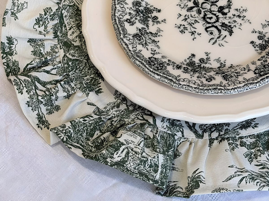Napkin with ruffles, round, diameter 43 cm, placemat Italiano 30497-Green