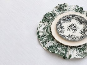 Napkin with ruffles, round, diameter 43 cm, placemat Italiano 30497-Green